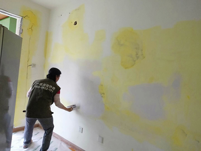 客廳墻面裝修翻新:在進行客廳老墻面的翻新處理的時候要注意將老墻面的原有裝修和裝飾都一并的清除。如果老墻面是裝修了一兩年的，則可以只使用鋼刷和砂紙打磨墻面，讓墻面變得干凈平整之后開始新的乳膠漆粉刷工作，如果是裝修時間很長磨損很嚴重的老墻面，則需要用鏟子將墻面的原有裝修都鏟除，之后再刷上膩子開始新的粉刷工作。墻面的底漆作用非常重要，具有防潮、保護墻面、提高墻面粉刷效果的作用。在進行乳膠漆的涂刷之前先要計算好所有墻面需要的乳膠漆量，一次配好，避免二次配方產(chǎn)生色差的問題，從而導致墻面顏色不一致影響效果。在進行涂刷的時候也要從上到下順著一個方向進行涂刷。