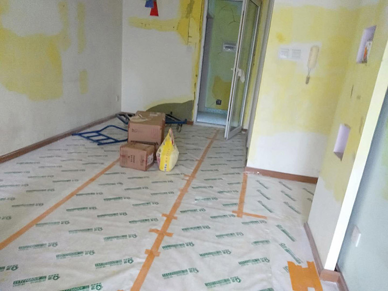 客廳墻面裝修翻新:在進行客廳老墻面的翻新處理的時候要注意將老墻面的原有裝修和裝飾都一并的清除。如果老墻面是裝修了一兩年的，則可以只使用鋼刷和砂紙打磨墻面，讓墻面變得干凈平整之后開始新的乳膠漆粉刷工作，如果是裝修時間很長磨損很嚴重的老墻面，則需要用鏟子將墻面的原有裝修都鏟除，之后再刷上膩子開始新的粉刷工作。墻面的底漆作用非常重要，具有防潮、保護墻面、提高墻面粉刷效果的作用。在進行乳膠漆的涂刷之前先要計算好所有墻面需要的乳膠漆量，一次配好，避免二次配方產(chǎn)生色差的問題，從而導致墻面顏色不一致影響效果。在進行涂刷的時候也要從上到下順著一個方向進行涂刷。