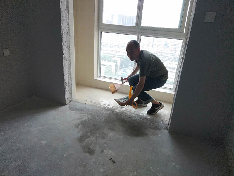 工廠裝修翻新打掃:地面部分是整個工廠面積比較大的一部分，所以在裝修也是需要格外注意的地方。一般來說，工廠地面所用材料都是水磨石，當(dāng)然也不乏釉面磚或者麻石等。水磨石若是出現(xiàn)缺陷或者污垢，可以對其進行打磨修復(fù)。與地板一樣，墻面也是工廠中總占面積比較大的一個部分。而且也是容易受污損的一個部分，而且還容易出現(xiàn)起皮、掉皮等各種問題，所以在進行工廠翻新裝修的時候，墻面自然是不能夠忽視的。