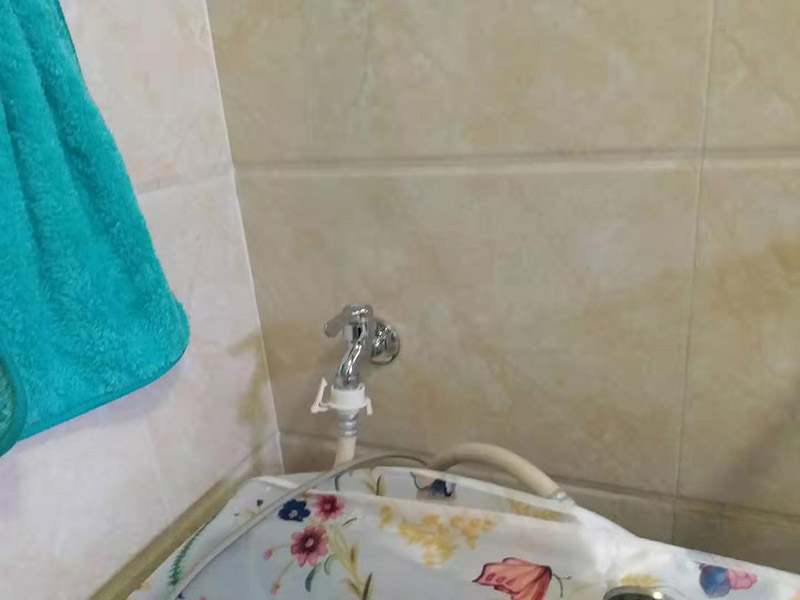 更換水龍頭地漏：塑料水龍頭維修方法最常見的漏水解決方法是使用鉗子逆時針旋轉(zhuǎn)取下龍頭，在螺釘固定處順時針纏繞上五到六圈止水膠帶，隨后順時針裝上塑料水龍頭即可，這個方法行不通，就試試后面的方法。若因軸心墊片部位發(fā)生磨損導(dǎo)致漏水，則可使用老虎鉗取下壓蓋，用鑷子夾出軸心墊片，更換一個新的就好了，一般的五金店都會有軸心墊片賣。若想更換三角密封墊，則可以用螺絲刀轉(zhuǎn)動栓頭上的螺絲，取下后再取下壓蓋，三角密封墊就在壓蓋的內(nèi)側(cè)，更換就行了。若是接管的結(jié)合部位漏水現(xiàn)象嚴(yán)重，只用螺絲刀扭緊蓋型螺帽即可，如果不能解決問題，那就只好將U型密封墊更換成新的。止水磁盤的故障不容易維修，需要完全拆解龍頭進(jìn)行清理，出現(xiàn)這種故障多是當(dāng)?shù)刈詠硭粔蚋蓛魞?nèi)存砂石的緣故。如果發(fā)現(xiàn)膠墊出現(xiàn)了毀損，一定要立即更換。