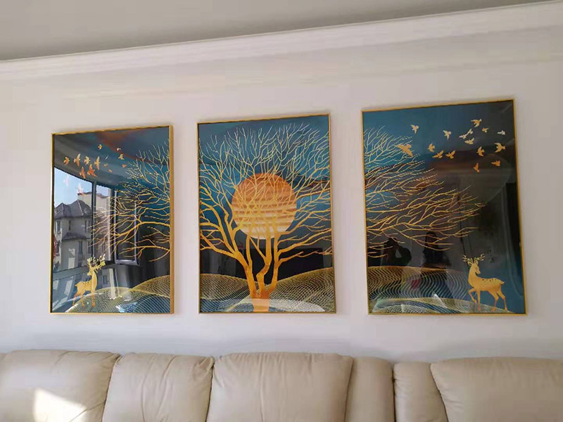 客廳掛畫安裝：如果是豎幅的書畫作品，那么裝裱成軸后，可以直接懸掛，在掛畫的前面頂部的暗處釘個小釘子，或是找個掛畫的鉤子或物件，即可直接懸掛了，非常方便。 如果是橫幅的書畫作品，如果裝裱成裱桿，那么可以在兩頭固定后，直接懸掛，但橫幅的書畫作品，可以考慮掛在沙發(fā)后面的背景墻上，畫的尺寸不要超過沙發(fā)的長度。 同時考慮到美觀，和長期保存等因素，建議直接去當?shù)嘏淇虻牡胤脚鋫€框，則能更有效美觀的掛畫，并且一般配框的地方都會上門安裝，可以用一些隱性掛鉤，效果更好些。