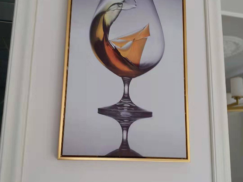 客廳掛畫安裝：如果是豎幅的書畫作品，那么裝裱成軸后，可以直接懸掛，在掛畫的前面頂部的暗處釘個小釘子，或是找個掛畫的鉤子或物件，即可直接懸掛了，非常方便。 如果是橫幅的書畫作品，如果裝裱成裱桿，那么可以在兩頭固定后，直接懸掛，但橫幅的書畫作品，可以考慮掛在沙發(fā)后面的背景墻上，畫的尺寸不要超過沙發(fā)的長度。 同時考慮到美觀，和長期保存等因素，建議直接去當?shù)嘏淇虻牡胤脚鋫€框，則能更有效美觀的掛畫，并且一般配框的地方都會上門安裝，可以用一些隱性掛鉤，效果更好些。