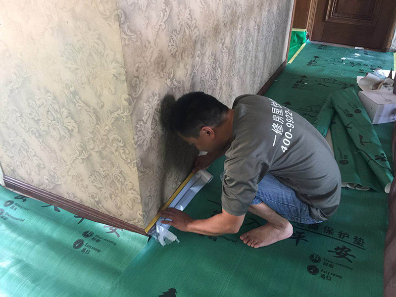 家具樓梯地面保護方案:入戶門的保護 入戶門是各種裝修物料進場以及各種建筑裝修垃圾清理的必經(jīng)之路，這些物品在搬運的過程中，與入戶門發(fā)生磕碰、摩擦的機率大大增加，所以，第一個需要做好成品保護的地方就是入戶門。建議：在裝修開工前直到家具進場期間，都需要對入戶門進行保護！對于這一點，可以使用成品保護膜將門包裹。  二、水電改造時的保護 水電改造屬于隱蔽工程之一，是基礎(chǔ)裝修，其施工的質(zhì)量好壞，對于后期的施工和使用起著非常重要的作用。當(dāng)水電改造完成后，對各種管線進行規(guī)范的固定，防止脫落，對裸露的線頭進行包裹，防止發(fā)生觸電的危險，地面裸露的線管，做好固定和保護，防止被踩壞，在搬運各種物料的時候不要破壞地面所布的管線。 建議水電改造的成品保護別忽視! 1、電路改造的時候，能開槽的地方盡量開槽。 2、不能開槽的地方一定要做好固定和保護。 3、下水管要封好。 4、對裸露的線頭盡量進行包裹。