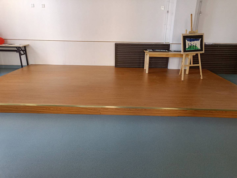 舊地板更換鋪裝：無(wú)論再好的實(shí)木地板用久了都會(huì)出現(xiàn)不平整的情況，舊地板翻新要用粗砂對(duì)地板進(jìn)行打磨，將舊地板外層去掉1-2毫米，這個(gè)最好要請(qǐng)專(zhuān)業(yè)的師傅來(lái)做，特別是轉(zhuǎn)角位置。打磨后視覺(jué)上實(shí)木地板是非常平整的，其實(shí)略有高低不平。為了避免影響翻新效果，一般建議用戶(hù)在實(shí)木地板上刮涂一遍填泥，然后等填泥干透再執(zhí)行下步操作。再經(jīng)歷過(guò)打磨、填泥后實(shí)木地板看上去非常新了，但在光線(xiàn)較好下可發(fā)現(xiàn)：地板顏色不均勻。這時(shí)候需要對(duì)地板進(jìn)行調(diào)色。用配套的底漆在地板上再涂抹一層，效果會(huì)好很多。