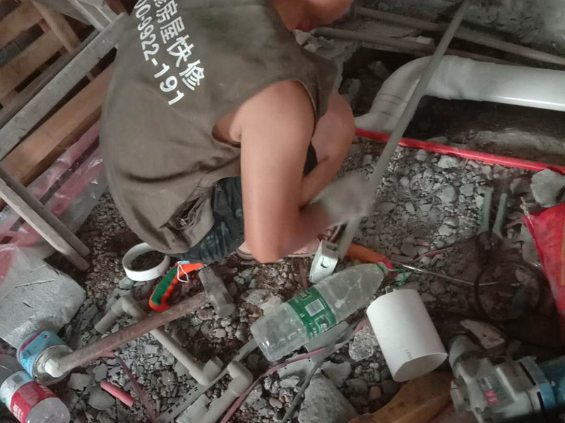 管道更換墻面修補(bǔ):墻面裂縫面積如果比較大的話(huà)，必須將開(kāi)裂處墻面的基底鑿成U型狀，并且它的槽間距必須要大于20CM以上。而對(duì)于鑿好的墻面基地還需進(jìn)行鑿毛處理，然后再掛上鋼絲網(wǎng)，最后在使用帶有彈性的裝飾性墻面材料對(duì)裂縫處進(jìn)行涂刷。 1、墻面在進(jìn)行裂縫修補(bǔ)的時(shí)候，要注意其開(kāi)裂的原因不同，處理的方法也是有所不同的。另外，墻面會(huì)出現(xiàn)開(kāi)裂的現(xiàn)象這與施工、保養(yǎng)油等方面都有很大關(guān)系。因此，一定要標(biāo)準(zhǔn)施工以及平時(shí)注意墻面的保養(yǎng)，避免淋雨、暴曬。 2、修補(bǔ)墻面裂縫最需要注意的就是下雨天漏雨方面的問(wèn)題，在出現(xiàn)漏雨情況時(shí)想要真正的做到裝修墻面處理是非常困難的，因此必須要做好防御的工作。如果使用拒水粉的話(huà)，風(fēng)吹雨打都能使其輕易流失掉，因?yàn)樗且环N輕質(zhì)干燥的粉未。所以保護(hù)層必須由鋼筋砼來(lái)制作，這樣才能長(zhǎng)期阻止其外流。