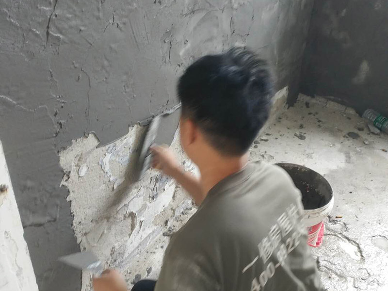 衛(wèi)生間瓷磚拆除重鋪：首先，拆除瓷磚時(shí)要用電，而電是從客廳臨時(shí)拉的，為了避免在施工過程中發(fā)生觸電的現(xiàn)象，將電拉進(jìn)衛(wèi)生間內(nèi)。其次，舊房改造拆除瓷磚時(shí)可以用沖擊電鉆，這種工具方便快捷，可自由更換。但在使用前應(yīng)檢查其是否靈活，可以通過空轉(zhuǎn)一分鐘的方法進(jìn)行檢驗(yàn)。用完之后及時(shí)進(jìn)行清理。 如果是地面的中間某一塊瓷磚想換掉就用錘子從正面敲碎地磚，然后將碎渣清理出來。拆磚應(yīng)從下至上進(jìn)行，在施工過程中對(duì)地面及時(shí)進(jìn)行處理，以免因垃圾過多從而影響后面的工作。同時(shí)要處理好房?jī)?nèi)的防水層。拆除插座與水龍頭附近的瓷磚時(shí)應(yīng)小心，以免損壞水電設(shè)備。