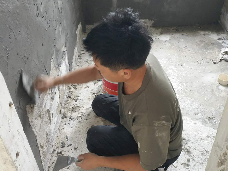 衛(wèi)生間瓷磚拆除重鋪：首先，拆除瓷磚時(shí)要用電，而電是從客廳臨時(shí)拉的，為了避免在施工過程中發(fā)生觸電的現(xiàn)象，將電拉進(jìn)衛(wèi)生間內(nèi)。其次，舊房改造拆除瓷磚時(shí)可以用沖擊電鉆，這種工具方便快捷，可自由更換。但在使用前應(yīng)檢查其是否靈活，可以通過空轉(zhuǎn)一分鐘的方法進(jìn)行檢驗(yàn)。用完之后及時(shí)進(jìn)行清理。 如果是地面的中間某一塊瓷磚想換掉就用錘子從正面敲碎地磚，然后將碎渣清理出來。拆磚應(yīng)從下至上進(jìn)行，在施工過程中對(duì)地面及時(shí)進(jìn)行處理，以免因垃圾過多從而影響后面的工作。同時(shí)要處理好房?jī)?nèi)的防水層。拆除插座與水龍頭附近的瓷磚時(shí)應(yīng)小心，以免損壞水電設(shè)備。