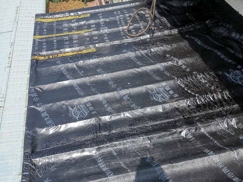 陽臺雨棚防水處理：1.清潔雨棚的表面;2.在需防水處理的區(qū)域涂上基層防水涂料，當(dāng)其仍為濕潤時，把適合尺寸的縫織聚酯布鋪于其上，確保縫織聚酯布不起泡，不起皺，再用基層防水涂料浸透縫織聚酯布，至全干;3.最后涂兩層表層防水涂料;4.養(yǎng)護(hù)。