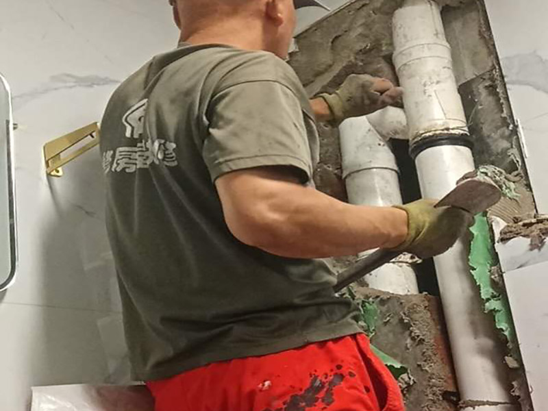 主水管更換維修：1.可以先截?cái)嗨?，然后卸下連bai接壓縮接頭的陰陽(yáng)螺母，在螺du紋上繞幾層螺紋密封膠布，然后重新裝上接頭。 　　2.套筒接頭一旦發(fā)生漏水，則可能需要拆下接頭并重裝很多水管，所以應(yīng)及時(shí)報(bào)知修理工進(jìn)行修理。 　　3.無(wú)論是哪種水管接頭出現(xiàn)漏水，都可以先利用修補(bǔ)水管的專用膠布作臨時(shí)修補(bǔ)。具體操作方法是：先關(guān)閉閥門、截?cái)嗨春螅瑢⑺堫^打開(kāi)至適當(dāng)位置，以泄去水管內(nèi)的大部分壓力，然后用專用膠布捆住漏水的部位，或用環(huán)氣樹(shù)脂黏劑將其封住。