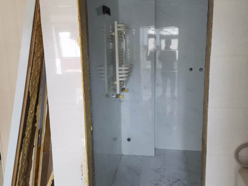 廚房衛(wèi)生間翻新裝修：首先要清除舊瓷磚表面的粉塵和污垢，然后用瓷磚粘結(jié)劑在舊瓷磚上做基層批抹，批抹完畢后就可以直接貼新瓷磚。在新瓷磚背面也要薄抹粘結(jié)劑，厚度以覆蓋瓷磚背紋為準，讓新瓷磚粘得更牢固。鋪貼新瓷磚時，用橡膠錘輕敲新瓷磚邊鋪貼邊進行調(diào)整，需要注意預(yù)留膨脹縫，24小時后，等瓷磚粘結(jié)劑干透，用勾縫劑勾縫即可。