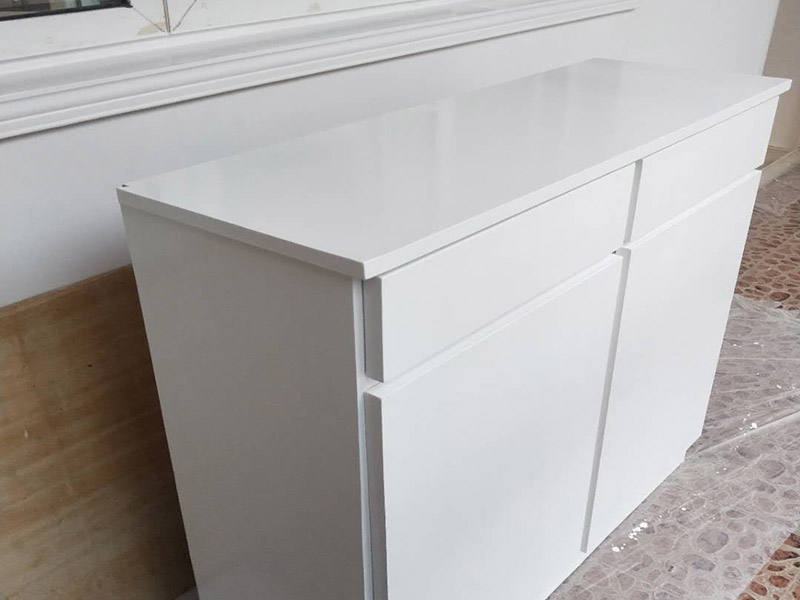 木門家具粉刷翻新:1、修補(bǔ)缺陷。在缺陷處(裂縫,凹坑等處)批原子灰或石膏油膩?zhàn)?修補(bǔ)完成仔細(xì)打磨,缺陷多且嚴(yán)重的話要修補(bǔ)2-3遍;2、有油污的地方要么磨掉要么清洗干凈,是把手,人手摸臟的地方,打磨清理干凈后開(kāi)始刷漆;3、防霉。為了避免木材長(zhǎng)時(shí)間受潮而出現(xiàn)霉菌,可在未涂裝前,先薄涂防霉劑一層。4、把刷子在油漆桶里沾一下,一次不要沾太多的漆。刷漆的規(guī)則是從上到下,從左到右;注意轉(zhuǎn)角及隱藏處也要刷上漆; 5、第一遍干透后濕磨一遍,如無(wú)明顯瑕疵可進(jìn)行第2遍刷漆;