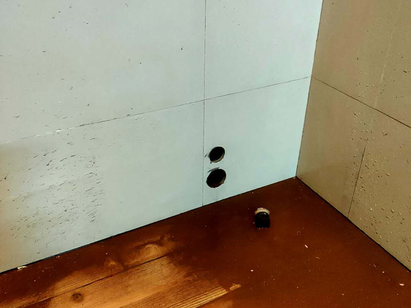 墻面水鉆打孔：在正式打孔之前，可以使用5厘米左右寬的透明膠帶在打孔的位置下面貼上兩道，然后再在孔下面，粘上一個(gè)結(jié)實(shí)的塑料袋，之后再使用膠帶在孔的周圍，圍成一個(gè)圓圈，可以有效的防止水鉆的水污染墻面。在正式進(jìn)行打孔的時(shí)候，一定要將水鉆貼胸脯拿穩(wěn)，在對(duì)著墻面打的時(shí)候，注意水鉆的鉆頭不要與墻面完全的相切，因?yàn)檫@樣做的話，水鉆會(huì)很容易打偏。所以在進(jìn)行打孔的時(shí)候，應(yīng)該將鉆頭往下傾斜進(jìn)行打孔，斜度大概在50度左右，等到在墻上磨出一個(gè)月牙形槽的時(shí)候，然后再稍鉆深一點(diǎn)點(diǎn)，之后再慢慢調(diào)整水鉆的位置。