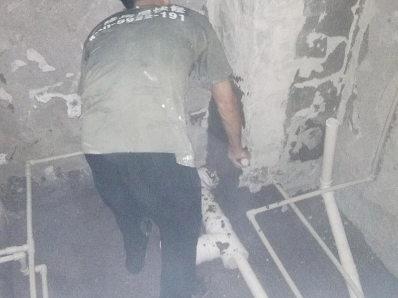 衛(wèi)生間管道打壓安裝：其使用方法是把冷熱水管用軟管連接在一起這個(gè)冷熱水形成一個(gè)圈，成一根管了，試壓器接在任何一個(gè)出水口都可以這時(shí)的壓力指針是0個(gè)壓。當(dāng)所有水管通路全部焊接好后才可以試壓，在測壓前要封堵所有的堵頭，關(guān)閉進(jìn)水總管的閥門。測壓時(shí)，搖動(dòng)千斤頂?shù)膲簵U直到壓力表的指針指向0.9-1.0左右，也就是說現(xiàn)在的壓力是正常水壓的3倍保持這個(gè)壓力值一定時(shí)間。不同的水管測壓時(shí)間不一樣，PPR、鋁塑PPR、鋼塑PPR等焊接管是30分鐘（只能超出不能少）。鋁塑管就是銅接頭的那種，它的時(shí)間是4個(gè)小時(shí)（半個(gè)工作日）。鍍鋅管是4個(gè)小時(shí)也是半個(gè)工作日。