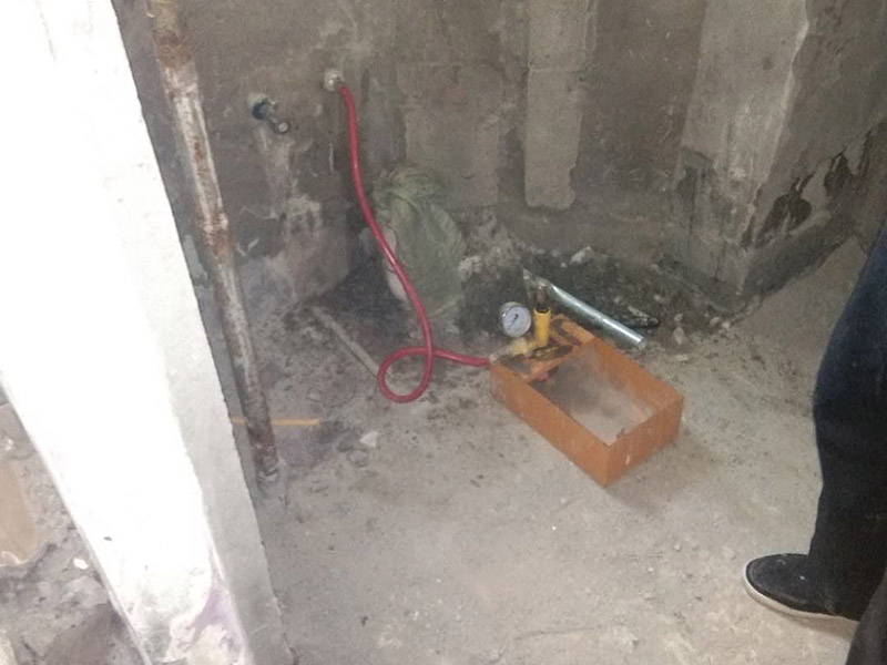 衛(wèi)生間管道打壓安裝：其使用方法是把冷熱水管用軟管連接在一起這個(gè)冷熱水形成一個(gè)圈，成一根管了，試壓器接在任何一個(gè)出水口都可以這時(shí)的壓力指針是0個(gè)壓。當(dāng)所有水管通路全部焊接好后才可以試壓，在測壓前要封堵所有的堵頭，關(guān)閉進(jìn)水總管的閥門。測壓時(shí)，搖動(dòng)千斤頂?shù)膲簵U直到壓力表的指針指向0.9-1.0左右，也就是說現(xiàn)在的壓力是正常水壓的3倍保持這個(gè)壓力值一定時(shí)間。不同的水管測壓時(shí)間不一樣，PPR、鋁塑PPR、鋼塑PPR等焊接管是30分鐘（只能超出不能少）。鋁塑管就是銅接頭的那種，它的時(shí)間是4個(gè)小時(shí)（半個(gè)工作日）。鍍鋅管是4個(gè)小時(shí)也是半個(gè)工作日。