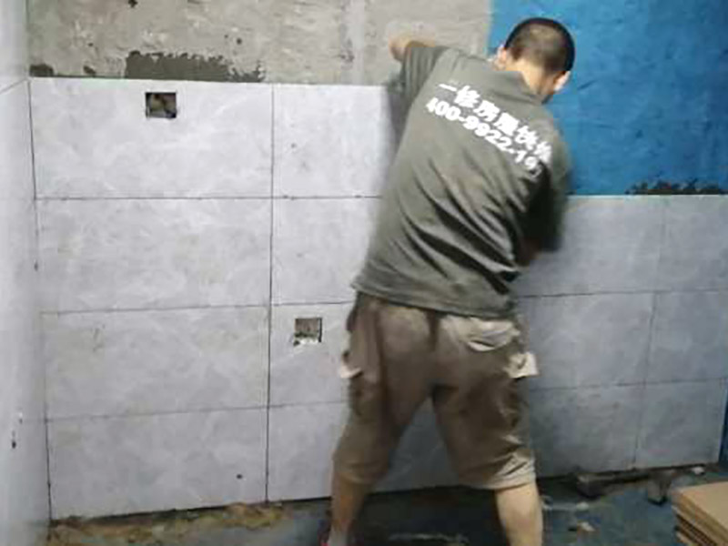 衛(wèi)生間瓷磚鋪貼:1、 衛(wèi)生間墻面在施工前清理墻面的各類污物，用泥刀先批墻，后用水泥漿找平，防止瓷磚貼后有空鼓現(xiàn)象。 2、 衛(wèi)生間內(nèi)會防止抽風機、安裝吊頂?shù)?，所以高度要特別注意，其次是墻磚與地磚的尺寸要互相對應，不能有太大的差異，最后根據(jù)高度、尺寸與整體效果來確定鋪貼方法，如果統(tǒng)一墻面瓷磚不同，大尺寸瓷磚從下往上貼，小尺寸從上往下貼。 3、配料將清水逐量加入粉狀粘結(jié)劑內(nèi)，按照說明書上一定的比例調(diào)配。攪拌調(diào)和將粘結(jié)劑漿料攪拌至潤滑均勻，無明顯塊狀或糊涂結(jié)狀，將攪拌后施工漿料靜置5&mdash;10分鐘，然后再稍加攪拌1&mdash;2分鐘，就可以使用了。 4、把剛剛攪拌好的粘結(jié)劑漿料均勻的刮到墻上，讓漿料與瓷磚背面的充分接觸。留縫大小調(diào)整根據(jù)瓷磚的尺寸，在磚與磚之間預留相應尺寸的縫隙留待嵌縫。可用牙簽等先固定。用專業(yè)測量儀，來檢查貼后瓷磚的平整度。鋪貼完成后可以用薄膜來加以保護。