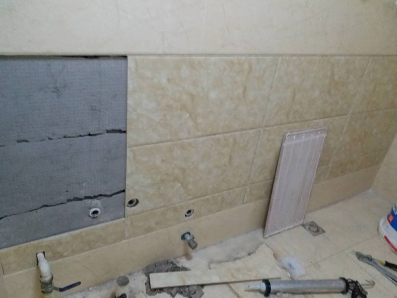 墻面瓷磚脫落修補(bǔ)：首先將脫落的磚四周用裁紙刀的刀背咔嚓一遍，將勾縫劑或水泥等附著物清理掉，漏出瓷磚的原邊。同時(shí)需要清理的，還有墻上與脫落瓷磚相連的瓷磚邊緣。當(dāng)然，用刀刃也可以，但比較毀刀片。然后用稍微潮濕的抹布擦干凈瓷磚背面的浮灰，最好用鋼絲球來刷一遍瓷磚背面再擦，目的是去掉可能存在的脫模劑。接著就是清理墻面的水泥砂漿層，將松動的碎塊去掉，然后也整體用抹布擦一遍。將玻璃膠用裁紙刀切掉密封出口，如果有槍嘴就擰上槍嘴，沒有也可以直接用。如果墻上的水泥砂漿四周有縫隙，可在縫隙內(nèi)也擠些玻璃膠，這樣可以連接那些沒掉的瓷磚，防止附近的瓷磚將來也脫落。然后將這背面抹膠的瓷磚貼回原處，磚與磚之間插上牙簽來留縫隙。再用手指抹玻璃膠到磚與磚之間的縫隙里。