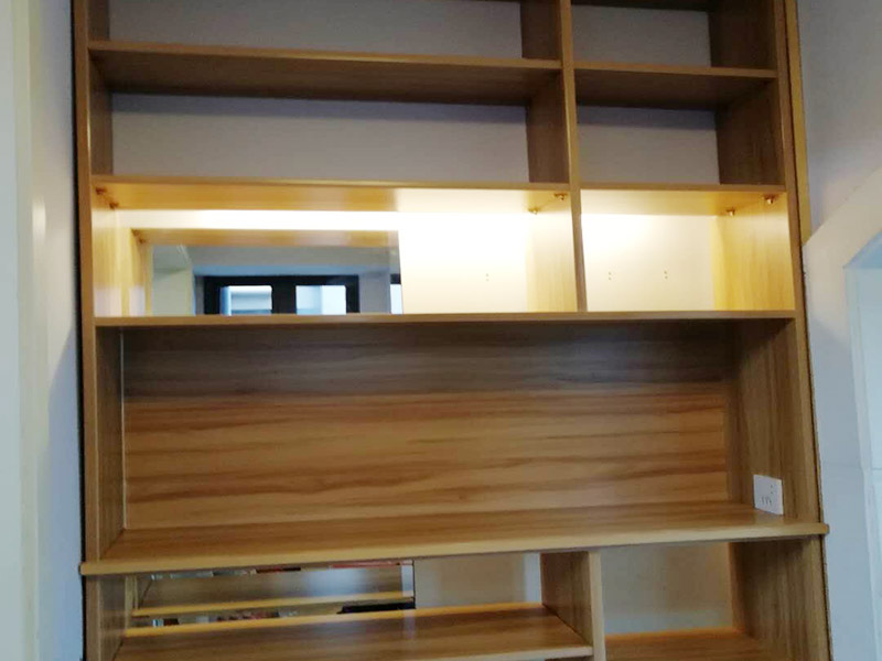 鞋柜現(xiàn)場(chǎng)安裝：方法有三種，一是，找會(huì)的朋友，二是，請(qǐng)師傅，三是自己裝，一般簡易一點(diǎn)的是可以自己裝的，但是設(shè)計(jì)比較復(fù)雜的鞋柜就得找專業(yè)的師傅了，特別是價(jià)格相對(duì)昂貴的材質(zhì)做的鞋柜，為了避免安裝過程中有破壞性的行為發(fā)生，就應(yīng)該找專業(yè)安裝鞋柜的師傅。