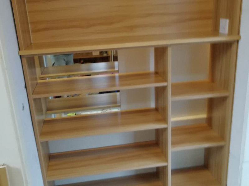 鞋柜現(xiàn)場(chǎng)安裝：方法有三種，一是，找會(huì)的朋友，二是，請(qǐng)師傅，三是自己裝，一般簡易一點(diǎn)的是可以自己裝的，但是設(shè)計(jì)比較復(fù)雜的鞋柜就得找專業(yè)的師傅了，特別是價(jià)格相對(duì)昂貴的材質(zhì)做的鞋柜，為了避免安裝過程中有破壞性的行為發(fā)生，就應(yīng)該找專業(yè)安裝鞋柜的師傅。