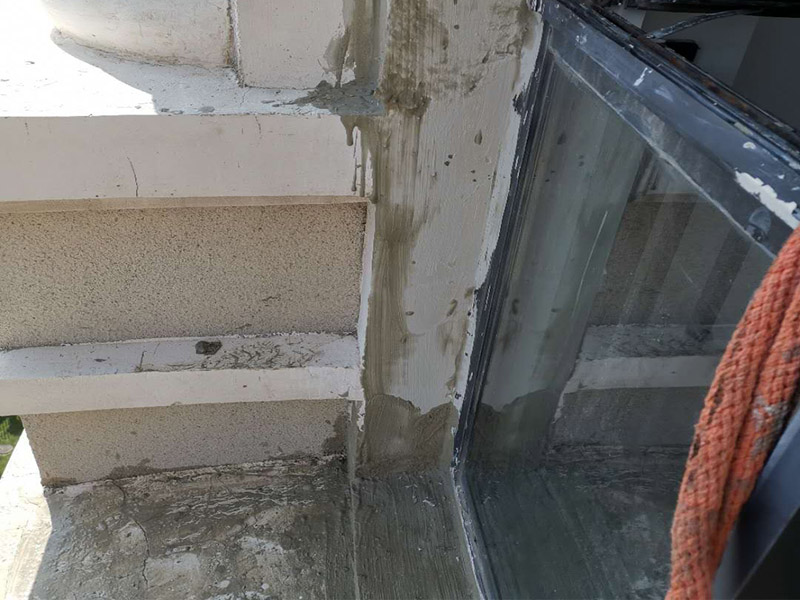 窗戶外墻防水維修:首先在對防水墻處理的時(shí)候一定要對墻體進(jìn)行檢查，看一看墻體有什么裂縫，或者不均勻的地方，這些地方需要處理過后才能對墻體進(jìn)行防水處理。嚴(yán)禁在墻面上留下空，裂縫，凹凸不平等問題，而且在外部進(jìn)入室內(nèi)的管子穿過墻體的也要做好密封性。找平層施工應(yīng)該注意以下注意事項(xiàng)。 ⑴砂漿應(yīng)嚴(yán)格按配比進(jìn)行，嚴(yán)格計(jì)量，控制水灰比，嚴(yán)禁施工過程中隨意摻水； ⑵對抹灰砂漿應(yīng)分層抹灰，尤其是高層建筑，局部外墻抹灰較厚，這就需要進(jìn)行分層批灰，每層抹灰厚度不應(yīng)超過2㎝，如厚度過大，在分層處應(yīng)設(shè)鋼絲網(wǎng)； ⑶批灰砂漿可用聚合物防水砂漿； ⑷外墻抹灰腳手架拉接筋等，應(yīng)切割后，喇叭口抹實(shí)壓平，定漿后，可用鐵抹子切成反搓，然后再刷一道素水泥漿。