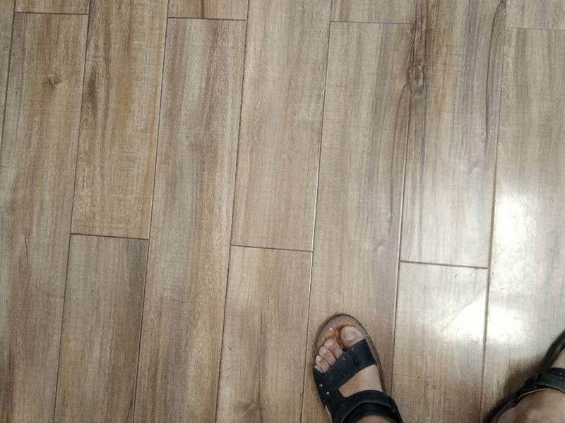 地板修復(fù)維修:一種是漆面修復(fù);一種是局部破壞，重裝修復(fù);另外一種是整體重裝修復(fù)。這些修復(fù)方式各有利弊，選擇時要區(qū)別對待，除了重新鋪裝，但比較耗時、耗力以外，任何一種修復(fù)方式都不能使地板或地磚恢復(fù)如初。 可以用有新榫頭小片地板在接口上來回滑動，找出殘留膠跡并清除，以保證修復(fù)后的地板美觀，同樣需要注意的是不要損壞周圍的榫槽;接下來處理新地板，鋸掉新地板槽口一邊的下半部分并清理干凈整個榫槽，注意預(yù)留一些空間，因外涂抹膠水后會占用一定的空間;最后將新地板安裝到需要替換的位置，將原四周地板榫頭涂滿膠水，并在新地板榫槽處也施上膠水，然后放在起下廢板塊的空隙處，先將長邊榫舌與短邊榫舌的一角嵌入原四周地板的槽口邊，再用手按下槽口一邊，并墊木塊以專用工具輕輕砸入，注意安裝前先比一下長度是否一致，如果新板長了，可以修短一點，短了就只有拆裝整條地板了。