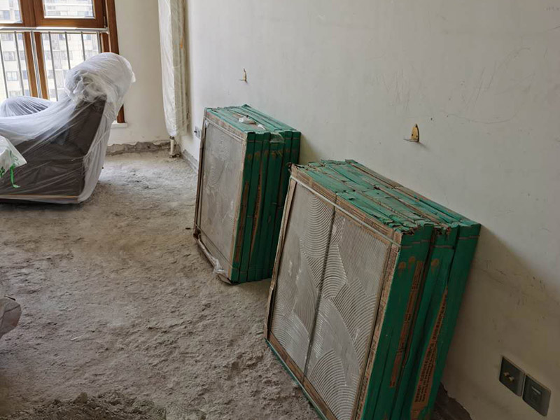 客廳瓷磚鋪貼:鋪貼前，先將所鋪平面表面的塵土、雜物等徹底清掃干凈，平面不能有空鼓、開裂和起砂等現(xiàn)象，如果存在這些現(xiàn)象，要先進行修復處理，在鋪設(shè)瓷磚。鋪設(shè)地磚施工前，要先在地面彈出十字線，從而控制地磚分隔尺寸。然后要選用1:3干硬性水泥砂漿，砂漿的厚度要在25mm左右。把瓷磚按照要求放在水泥砂漿上，用橡皮錘輕輕敲擊瓷磚的表面，直至瓷磚鋪貼平整。鋪貼完瓷磚后，要進行勾縫處理，先清理干凈瓷磚縫隙里的雜質(zhì)，再用專用填縫劑進行勾縫處理。