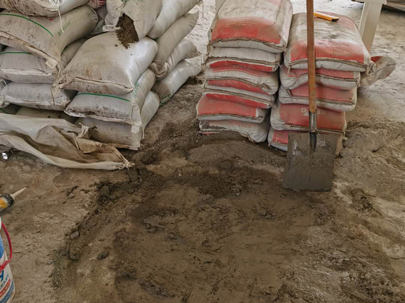 客廳瓷磚鋪貼:鋪貼前，先將所鋪平面表面的塵土、雜物等徹底清掃干凈，平面不能有空鼓、開裂和起砂等現(xiàn)象，如果存在這些現(xiàn)象，要先進行修復處理，在鋪設(shè)瓷磚。鋪設(shè)地磚施工前，要先在地面彈出十字線，從而控制地磚分隔尺寸。然后要選用1:3干硬性水泥砂漿，砂漿的厚度要在25mm左右。把瓷磚按照要求放在水泥砂漿上，用橡皮錘輕輕敲擊瓷磚的表面，直至瓷磚鋪貼平整。鋪貼完瓷磚后，要進行勾縫處理，先清理干凈瓷磚縫隙里的雜質(zhì)，再用專用填縫劑進行勾縫處理。