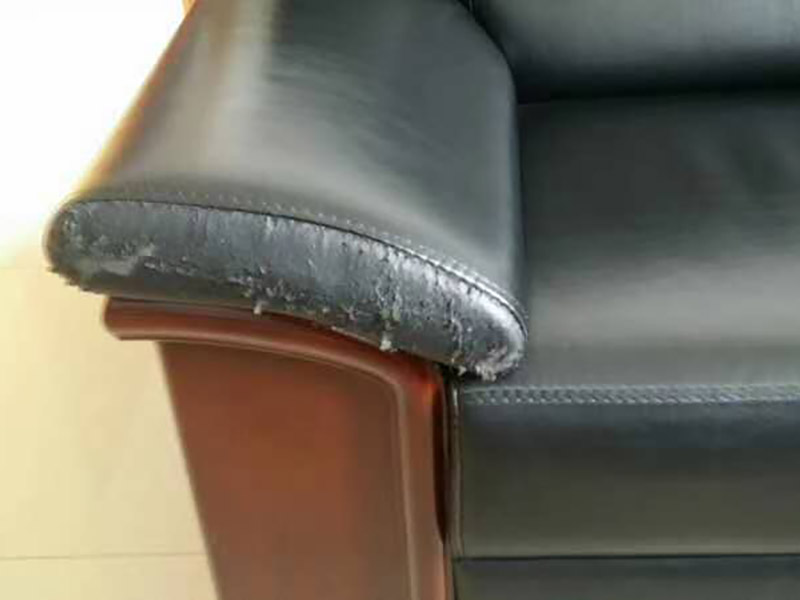 沙發(fā)修補(bǔ)磨損掉皮：首先先把它清算干凈，找出一塊與原沙發(fā)相似的無紡布，然后用膠水貼在底部。再用修補(bǔ)膏進(jìn)行填充，一般來講是需要兩、三次才能填平，而且每一次填平一次都需要干燥半小時(shí)擺布，填平后需要做紋路。 破損沒有掉皮，先將沙發(fā)清洗干凈，可以用皮革清洗劑，找出一塊與原沙發(fā)相似的無紡布，然后用膠水貼在底部。與完整破損不一樣，它只需填平一次就夠，而且不需要做紋路。