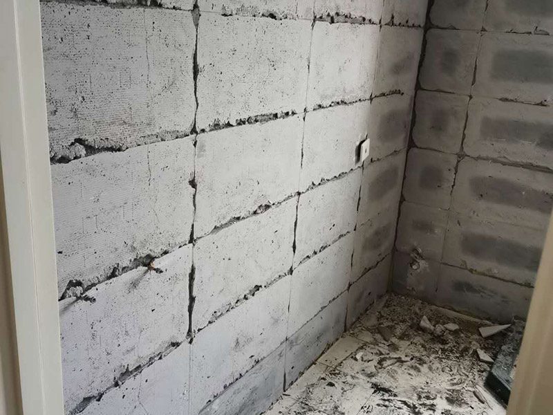 衛(wèi)生間拆除重裝：拆卸衛(wèi)生間用具，如洗手盆、鏡面、掛鉤、熱水器等，最后拆下天花板。根據(jù)施工隊(duì)伍的施工習(xí)慣，可以在磚塊敲擊所有墻壁之前均勻地移除衛(wèi)生間固定裝置，或者可以將磚塊穿插在磚塊中。 并非所有的衛(wèi)生器具都需要立即拆卸，并且在敲擊磚塊后留下馬桶的拆卸。為了避免在敲擊磚時(shí)掉落的瓷磚，排水管損壞，或者掉入排水管中導(dǎo)致結(jié)垢。但是，如果您需要保留馬桶，可以在施工前使用木板或堅(jiān)固的材料，并將其放在馬桶上以防止瓷磚掉落。 拆除衛(wèi)生間用具后，應(yīng)將外露的電線芯用絕緣膠帶捆扎，以免造成安全隱患，導(dǎo)致施工人員受到電擊傷害，或電池芯可能被水短路。