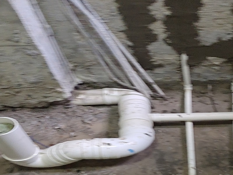 管道開(kāi)槽安裝墻面找平：開(kāi)槽必須十分規(guī)整，管路開(kāi)槽按要求必須是平行線與垂直線，槽的深度需要控制在4厘米，線槽開(kāi)好后施工負(fù)責(zé)人記好開(kāi)槽管路尺寸、位置，方便以后潔具安裝時(shí)知道管路的位置。
開(kāi)槽不能亂開(kāi)，不是所有墻都能開(kāi)槽，有些業(yè)主入住不到一年，房屋墻體就出現(xiàn)了裂縫，就是因?yàn)楹鷣y開(kāi)槽，所以一定要按照?qǐng)D紙先彈線。