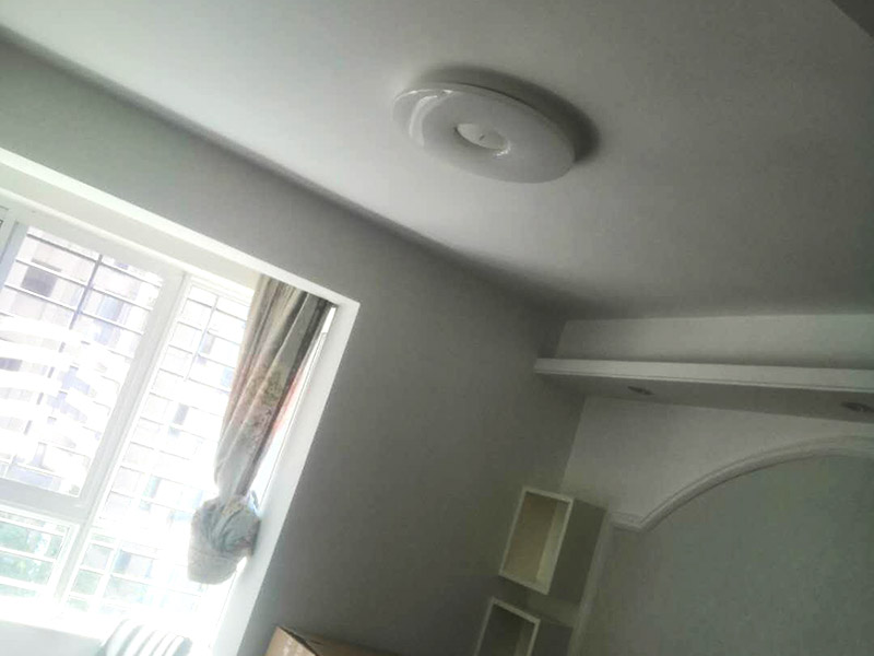 浴室柜及燈具安裝：安裝前，檢查零配件是否齊全。安裝三角閥，確保冷熱進水管保持齊平。測量距離，安裝下水管。涂抹膠水要均勻，確保管與管間連接緊密。安裝柜角，看所有角是否在同一水平。裝好后可做適當?shù)恼{(diào)整。將浴室柜靠墻放好?？催M出水管位置是否得當，不合適時需做一定改動。安裝臺盆的龍頭。龍頭最好與浴室柜配套購買，這樣出水角度較為適合。用螺母固定臺盆龍頭。固定時一只手要扶好龍頭，以免裝好后位置偏離。將裝好龍頭的臺盆放在浴室柜上，調(diào)整位置到最佳為止。連接臺盆的進出水管及下水，長度適當，位置合理。裝好柜體的把手，并進行適