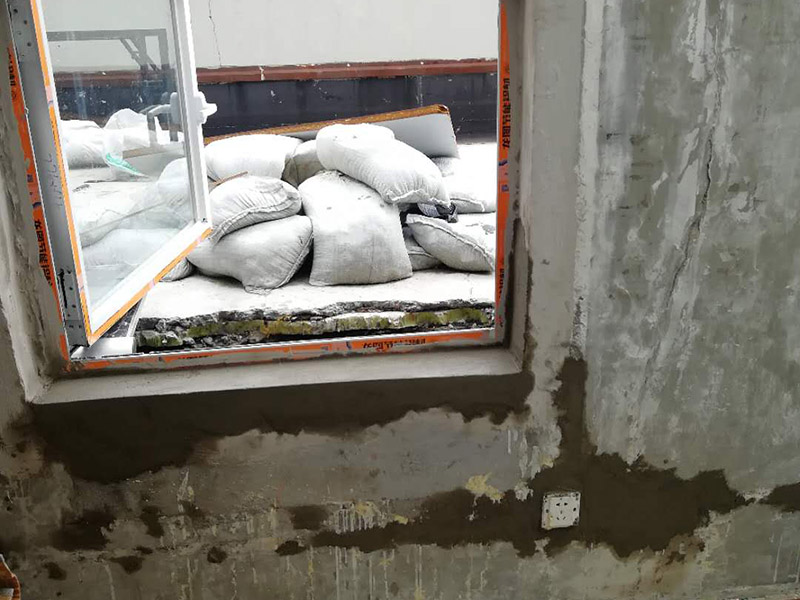 窗戶安裝墻面防水：在室內(nèi)的話，一般是不做防水處理的，因?yàn)椋绻饷媛┧脑?，在里面在防水的效果不?huì)太理想的。但從防潮的角度來看，室內(nèi)做防水處理還是有好處的，要打玻璃膠或在外面做防水，那么防水效果會(huì)更好。 1.清理窗框周邊，查找滲漏縫隙，分析滲漏原因。 2.對(duì)于墻體內(nèi)部存在空穴的部位，根據(jù)具體情況考慮化學(xué)灌漿或填充其它彈性防水材料。     3.清理縫隙表面，其表面不應(yīng)有油污，浮塵等隔離物。  4.在窗框周邊縫隙內(nèi)嵌填彈性密封材料。   5.試水檢驗(yàn)防水效果。