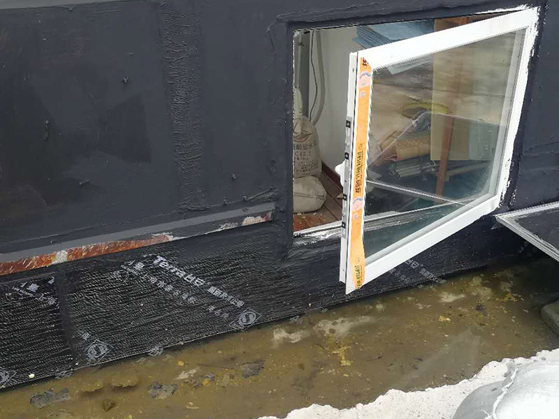 窗戶安裝墻面防水：在室內(nèi)的話，一般是不做防水處理的，因?yàn)?，如果外面漏水的話，在里面在防水的效果不?huì)太理想的。但從防潮的角度來看，室內(nèi)做防水處理還是有好處的，要打玻璃膠或在外面做防水，那么防水效果會(huì)更好。 1.清理窗框周邊，查找滲漏縫隙，分析滲漏原因。 2.對(duì)于墻體內(nèi)部存在空穴的部位，根據(jù)具體情況考慮化學(xué)灌漿或填充其它彈性防水材料。     3.清理縫隙表面，其表面不應(yīng)有油污，浮塵等隔離物。  4.在窗框周邊縫隙內(nèi)嵌填彈性密封材料。   5.試水檢驗(yàn)防水效果。