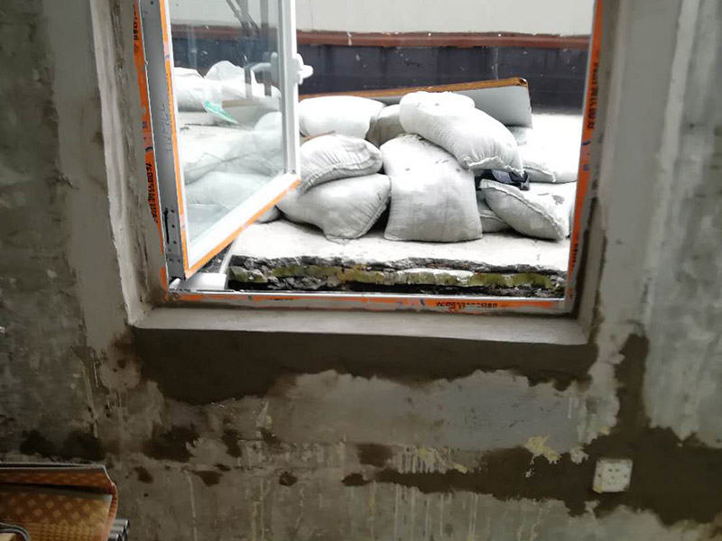 窗戶安裝墻面防水：在室內(nèi)的話，一般是不做防水處理的，因?yàn)?，如果外面漏水的話，在里面在防水的效果不?huì)太理想的。但從防潮的角度來看，室內(nèi)做防水處理還是有好處的，要打玻璃膠或在外面做防水，那么防水效果會(huì)更好。 1.清理窗框周邊，查找滲漏縫隙，分析滲漏原因。 2.對(duì)于墻體內(nèi)部存在空穴的部位，根據(jù)具體情況考慮化學(xué)灌漿或填充其它彈性防水材料。     3.清理縫隙表面，其表面不應(yīng)有油污，浮塵等隔離物。  4.在窗框周邊縫隙內(nèi)嵌填彈性密封材料。   5.試水檢驗(yàn)防水效果。