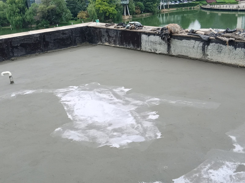 樓頂防水施工：樓頂防水施工之前，首先要確定樓頂是否能夠正常排水，如果可以才能進(jìn)行防水施工；若樓頂設(shè)有比較多的漏水點(diǎn)，可以先在樓頂鋪一層卷材防水材料，鋪完別忘了還要再鋪一層保護(hù)層;在樓頂出現(xiàn)裂縫的情況下，應(yīng)先用堵漏材料修補(bǔ)裂縫，然后在裂縫四周涂抹一層水泥基防水涂料，再用水泥砂漿做一個(gè)保護(hù)層。