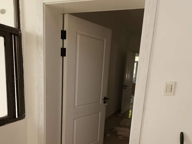 門(mén)套更換安裝案例：師傅將木工板裁成等寬大小的尺寸，再做成了這樣的一個(gè)門(mén)框，這是門(mén)套的基本框架，材料一定要選用上好的木工板，門(mén)本身的重量，門(mén)在日常使用中會(huì)有一定的力度，都由門(mén)套來(lái)承載，一般都會(huì)用柳安等結(jié)實(shí)的木頭做芯材的木工板，這些木材的硬度較高，螺絲不容易松動(dòng)，這樣門(mén)不容易下垂。用電錘在墻上打眼，釘上適當(dāng)大小的木鍥，劃上記號(hào)，圓釘穿過(guò)門(mén)框釘進(jìn)木鍥里，這樣就將門(mén)框固定在墻上了。貼面板時(shí)，量好尺寸大小，用美工刀在整張面板上裁下所需要的面板。如果是清水油漆，那么必須注意的是，同一扇門(mén)所使用的面板的色差一定要接近!