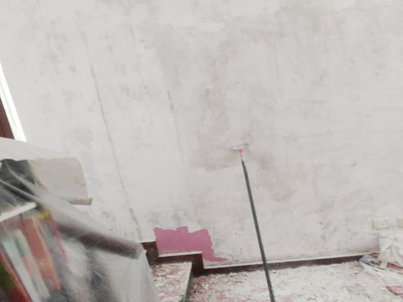 墻面鏟除翻新家具保護(hù)：舊墻的基本處理包括清理舊墻面原有的乳膠漆和膩?zhàn)訉拥溺P除、木裝修、其他表面裝飾物（如壁紙）的拆除，如果只是裝修了一兩年的墻面，墻面的膩?zhàn)涌梢圆挥苗P除，用鋼刷和砂紙打磨墻面后就可以重新涂刷乳膠漆，如果裝修時(shí)間較長的就需要將膩?zhàn)訉隅P除后再進(jìn)行后續(xù)工序。切記舊墻面一定要進(jìn)行處理，不能直接涂刷，粉化嚴(yán)重的墻面要鏟除后，抹上一層白水泥，再進(jìn)行涂刷。 墻面涂刷底漆的作用是抗堿防潮、封固基材、保護(hù)面漆，提高面漆的質(zhì)感和遮蓋力。如果沒有刷底漆就直接上面漆的話，時(shí)間一長墻面就容易起泡、發(fā)霉，經(jīng)陽光長時(shí)間照射也會發(fā)生墻面變色的情況。