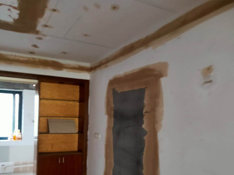 全屋墻面翻新方案：檢查舊房墻面基層問題，對癥下藥施工，如果墻面裝修5年甚至10年以上，墻面有開裂，滲水，起皮或者之前有貼過墻紙的舊房，就需要將原墻紙撕掉，將墻面鏟至毛坯層，做鏟墻施工，如近幾年裝修過的房子，則不需要做鏟墻施工，墻面基層無明顯破損，打磨膩子或者重新批刮膩子，做乳膠漆施工即可！ 將房中小件物品搬移到柜子，儲物柜等不需要施工的位置，如樓梯間，衛(wèi)生間等，利用專業(yè)的遮蔽保護膜貼在地面，包裝家具，避免施工期間對家中的物品造成損害和污染。 墻面完全鏟除后，需用打磨機打磨墻面起到找平的作用，然后做防水界面劑施工，防水施工的目的是防止天氣潮濕或者樓頂漏水，陽臺滲水導(dǎo)致墻面乳膠漆掉皮，界面劑的作用是為了增強水泥基層的粘接力。