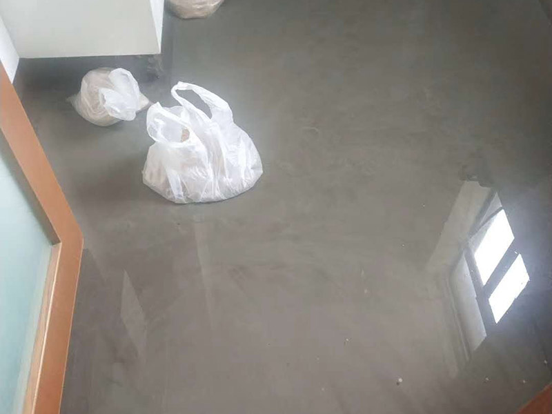 廁所地面閉水試驗：防水施工完成，24小時后可做閉水試驗；把地漏和管道口周邊進行暫時封堵；在門口砌20CM高的擋墻；開始蓄水，深度5-20厘米，做好水位標(biāo)記；蓄水時間48～72小時；第一天閉水后，看水位線是否有明顯下降，如果有，請及時檢查樓下屋頂和管道周邊是否有滲漏，如果沒有，繼續(xù)閉水；第三天閉水完畢，全面檢查樓下天花板和屋頂管道周邊。完全合格后進行下一道工序。