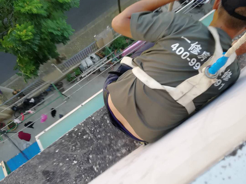 外墻下水管安裝：安裝準備&rarr;預(yù)制加工&rarr;干管安裝&rarr;立管安裝&rarr;支管安裝&rarr;卡件固定 &rarr;封口堵洞&rarr;閉水試驗&rarr;通水試驗 首先剔出吊卡孔洞或復(fù)查預(yù)埋件是否合適。清理場地，按需要支搭操作平臺。將預(yù)制好的支管按編號運至現(xiàn)場。清除各粘接部位的污物及水分。將支管水平初步吊起，涂抹粘接劑，用力推入預(yù)留管口。