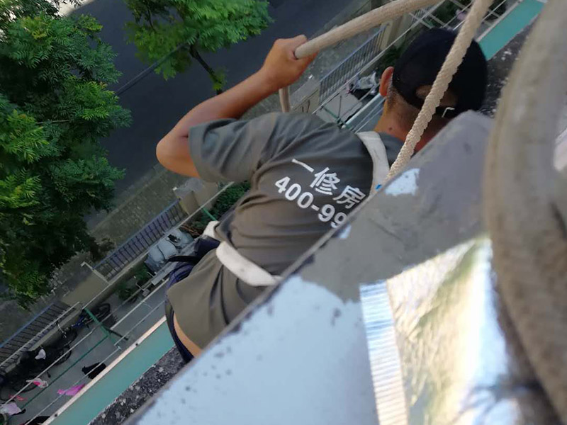 外墻下水管安裝：安裝準備&rarr;預(yù)制加工&rarr;干管安裝&rarr;立管安裝&rarr;支管安裝&rarr;卡件固定 &rarr;封口堵洞&rarr;閉水試驗&rarr;通水試驗 首先剔出吊卡孔洞或復(fù)查預(yù)埋件是否合適。清理場地，按需要支搭操作平臺。將預(yù)制好的支管按編號運至現(xiàn)場。清除各粘接部位的污物及水分。將支管水平初步吊起，涂抹粘接劑，用力推入預(yù)留管口。