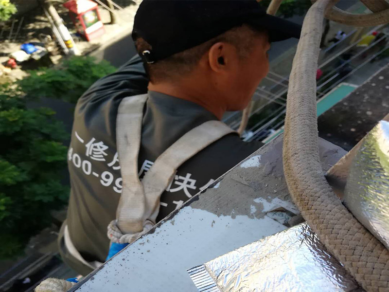 外墻下水管安裝：安裝準備&rarr;預(yù)制加工&rarr;干管安裝&rarr;立管安裝&rarr;支管安裝&rarr;卡件固定 &rarr;封口堵洞&rarr;閉水試驗&rarr;通水試驗 首先剔出吊卡孔洞或復(fù)查預(yù)埋件是否合適。清理場地，按需要支搭操作平臺。將預(yù)制好的支管按編號運至現(xiàn)場。清除各粘接部位的污物及水分。將支管水平初步吊起，涂抹粘接劑，用力推入預(yù)留管口。