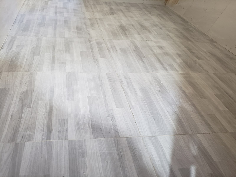 廚衛(wèi)地磚鋪貼：干鋪法是將沙子和水泥按照3：1的比例混合后兌少量的水，使水泥和沙子混合到可以用手攥成團的黏稠度。將混合好的沙子水泥鋪在地面上，用一個平板把表面摸平。在瓷磚背面抹上黏稠度非常高的水泥，把瓷磚放到地面上，用橡皮錘敲實就完成了,主要用于地面瓷磚的鋪裝。