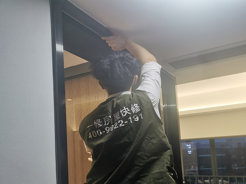 局部改造裝修：首先要對(duì)其進(jìn)行檢驗(yàn)，可用鐵棍對(duì)墻地面的每塊磚體進(jìn)行敲擊，若是會(huì)發(fā)出的聲響比較沉悶，則說(shuō)明貼得比較牢實(shí)，反之若是出現(xiàn)&ldquo;咚咚&rdquo;的清脆響聲，說(shuō)明墻地磚沒有鋪貼牢固，存在空鼓。若是空鼓程度比較嚴(yán)重，甚甚至出現(xiàn)晃動(dòng)和脫落的狀況，建議用相關(guān)器具將水泥砂漿層清理，然后重新涂抹水泥砂漿后鋪貼瓷磚，不過(guò)需注意的是，若瓷磚僅是局部脫落，千萬(wàn)不要用力敲打基礎(chǔ)面上的砂漿，以防震松周圍原本牢固的瓷磚。