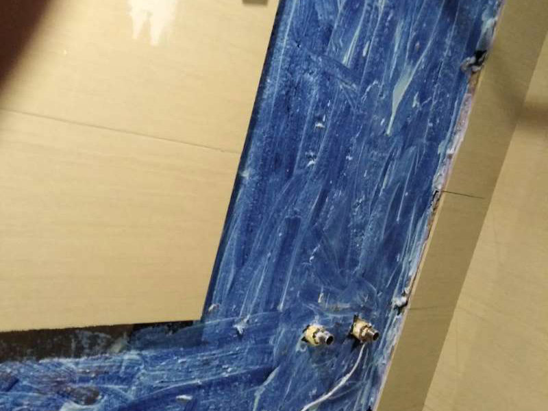 局部改造裝修：首先要對(duì)其進(jìn)行檢驗(yàn)，可用鐵棍對(duì)墻地面的每塊磚體進(jìn)行敲擊，若是會(huì)發(fā)出的聲響比較沉悶，則說(shuō)明貼得比較牢實(shí)，反之若是出現(xiàn)&ldquo;咚咚&rdquo;的清脆響聲，說(shuō)明墻地磚沒有鋪貼牢固，存在空鼓。若是空鼓程度比較嚴(yán)重，甚甚至出現(xiàn)晃動(dòng)和脫落的狀況，建議用相關(guān)器具將水泥砂漿層清理，然后重新涂抹水泥砂漿后鋪貼瓷磚，不過(guò)需注意的是，若瓷磚僅是局部脫落，千萬(wàn)不要用力敲打基礎(chǔ)面上的砂漿，以防震松周圍原本牢固的瓷磚。