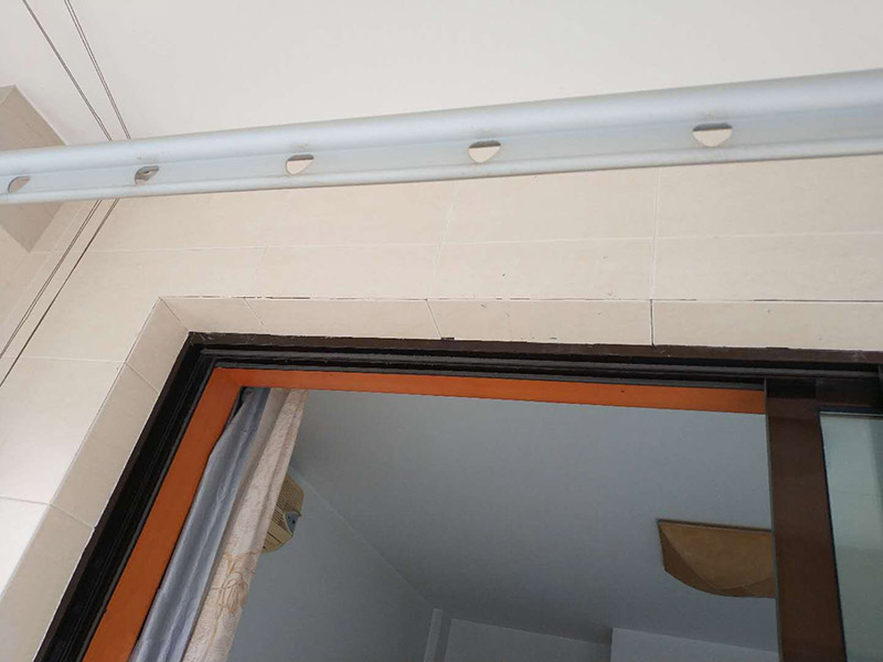 客廳瓷磚修補(bǔ):如果只是瓷磚脫落，砂漿留在墻、地面上沒有松動，解決辦法就是將瓷磚背面和側(cè)面殘留的砂漿刮干凈，然后在瓷磚背面涂上一層均勻的砂漿，并按回原位。如果砂漿和瓷磚一起掉落，處理辦法就是先在墻、地面基礎(chǔ)面上鑿些毛坑，然后在基礎(chǔ)面上一層砂漿，然后將瓷磚壓上去，直至瓷磚固定在上面。 瓷磚脫落一般都是因為鋪設(shè)時用普通水泥砂漿來粘合，水泥砂漿的粘結(jié)力比較低而且特別容易受環(huán)境因素影響，經(jīng)常會有瓷磚空鼓甚至脫落現(xiàn)象。如果出現(xiàn)這樣的現(xiàn)象最好換用粘結(jié)力強(qiáng)，具有防水性的瓷磚膠。