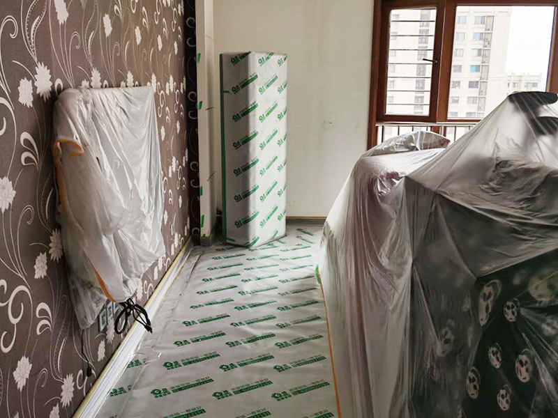 家具成品保護(hù)：各類裝修物料的進(jìn)場、建筑裝修的清理都必須經(jīng)過入戶門。在對(duì)物品進(jìn)行搬運(yùn)時(shí)，難免會(huì)與入戶門發(fā)生磕碰及摩擦。因此，在進(jìn)行成品保護(hù)時(shí)，我們首先要做好入戶門的保護(hù)。 　　建議，在裝修開工前知道家具家電進(jìn)場，都應(yīng)當(dāng)使用成品保護(hù)膜將入戶門進(jìn)行包裹。 進(jìn)行裝修施工時(shí)，磁環(huán)邊鋪邊勾縫，在崗鋪設(shè)的瓷磚、地板上堆放雜物、走動(dòng)踩踏，地板沒有使用成品保護(hù)膜覆蓋等都會(huì)影響瓷磚及地板的鋪貼效果，使瓷磚出現(xiàn)施工質(zhì)量問題。