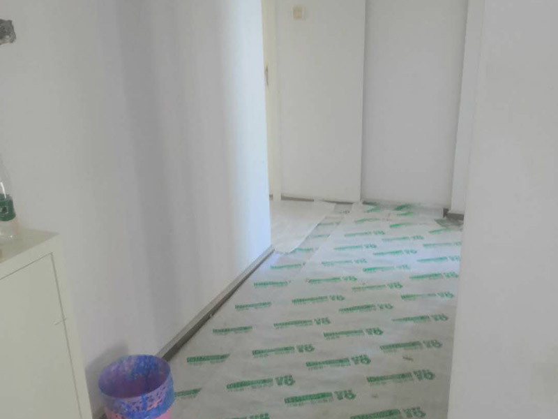 全屋成品保護(hù)方案：入戶門扇用公司統(tǒng)一的門貼進(jìn)行全面包裹保護(hù)，用透明膠帶將保護(hù)膜粘貼牢固平整。用標(biāo)準(zhǔn)保護(hù)膜將門框三面保護(hù)完整并固定牢固。工程完工后拆除保護(hù)膜時(shí)如果有粘貼時(shí)的膠痕，應(yīng)用酒精或?qū)Ｓ玫那逦蹌┣宄z痕。 水電施工前，除必須用的開關(guān)和每個(gè)房間留一個(gè)施工用電插座，將其它開關(guān)面板、插座全部拆除后保管好。對(duì)已拆除的開關(guān)面板、插座線盒用藍(lán)色保護(hù)蓋進(jìn)行保護(hù)。墻面批刮墻襯時(shí)，將藍(lán)色保護(hù)蓋拆除，批刮完后將保護(hù)蓋安裝好。墻面鋪貼瓷磚時(shí)，將藍(lán)色保護(hù)蓋拆除，待貼完瓷磚后將保護(hù)蓋安裝好。