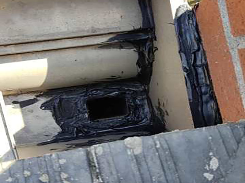 雨水溝局部防水：屋頂防水層無論采用哪種形式和du材料，均構(gòu)成整個屋頂?shù)姆浪潘到y(tǒng)，一切所需要的管道、煙道、排水孔、預(yù)埋鐵件及支柱等出屋頂?shù)脑O(shè)施。 均應(yīng)在做屋頂防水層時妥善處理好其節(jié)點構(gòu)造，特別要注意與土壤的連接部分和排水溝水流終止的部分。整體剛性防水層往往因這些細小的構(gòu)造節(jié)點處理不當(dāng)，而造成整個屋頂防水的失敗。 第一層做柔性防水，第二層做砂漿防水，作為bai一層保護層。 屋頂防水不能使用單一的防水材料，必須剛?cè)峤Y(jié)合施工，柔性防水拉伸度好，稍微有點沉降或者變形都不會破壞防水層。