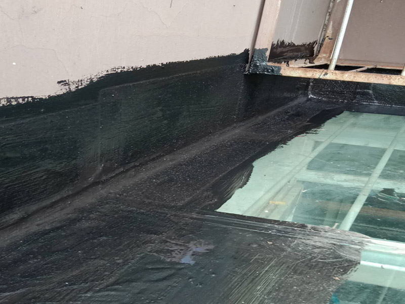 陽光房墻角防水：墻壁上的粉刷層在陽光的暴曬下，涂料逐漸脫落、松動(dòng)，之前打在墻面及玻璃連接處的膠縫就慢慢起皮、脫落，最后產(chǎn)生了裂縫造成漏水現(xiàn)象。陽光房用膠對(duì)防水起著非常重要的作用，陽光房框架頂部覆蓋物之間接縫處，立面門窗和框架相接處依靠的就是結(jié)構(gòu)膠、耐候膠和硅膠防水處理，質(zhì)量差的膠防水效果很差，禁不住陽光或雨水的浸泡和日曬，時(shí)間一長(zhǎng)容易出現(xiàn)老化導(dǎo)致陽光房漏水。 陽光房框架完工后，如有與墻體連接的地方，一定要把原墻體上的涂料鏟除掉，膠與墻體才能牢固連接。最好在打膠后，在覆蓋物上方的墻體上開槽，裝上擋雨板，確保雙層防水不滲漏。