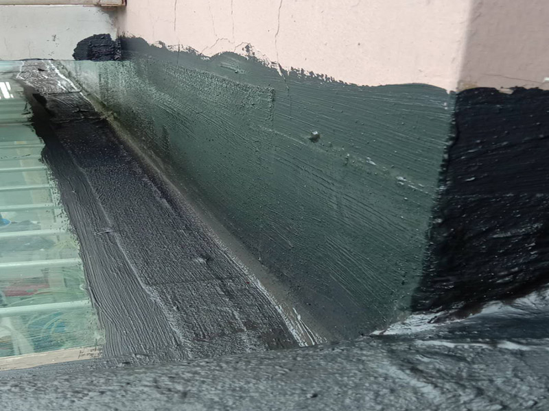 陽光房墻角防水：墻壁上的粉刷層在陽光的暴曬下，涂料逐漸脫落、松動(dòng)，之前打在墻面及玻璃連接處的膠縫就慢慢起皮、脫落，最后產(chǎn)生了裂縫造成漏水現(xiàn)象。陽光房用膠對(duì)防水起著非常重要的作用，陽光房框架頂部覆蓋物之間接縫處，立面門窗和框架相接處依靠的就是結(jié)構(gòu)膠、耐候膠和硅膠防水處理，質(zhì)量差的膠防水效果很差，禁不住陽光或雨水的浸泡和日曬，時(shí)間一長(zhǎng)容易出現(xiàn)老化導(dǎo)致陽光房漏水。 陽光房框架完工后，如有與墻體連接的地方，一定要把原墻體上的涂料鏟除掉，膠與墻體才能牢固連接。最好在打膠后，在覆蓋物上方的墻體上開槽，裝上擋雨板，確保雙層防水不滲漏。